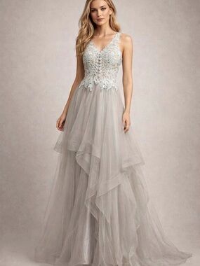 Elegant Lace Appliqué V-Neck Evening Dress in Light Gray
